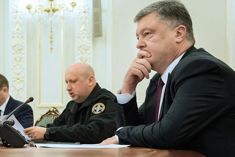 Порошенко підтримав введення воєнного стану в Україні Петро Порошенко підтримав рішення щодо введення воєнного стану в Україні після агресії в Азовському морі