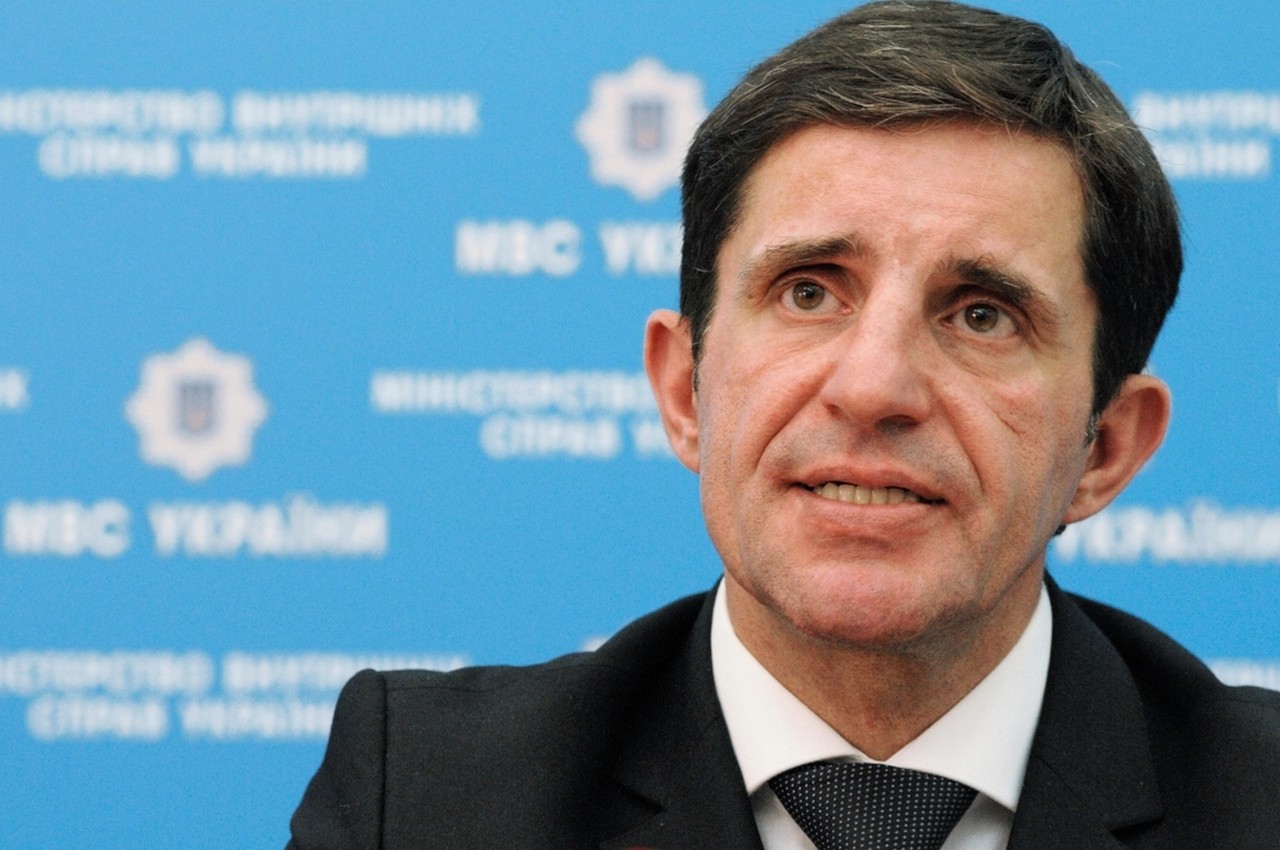 "На житті пересічних українців введення воєнного стану ніяк не відобразиться", – Зорян Шкіряк Радник міністра внутрішніх справ України Зорян Шкіряк заявив, що на житті пересічних українців введення воєнного стану ніяк не відобразиться