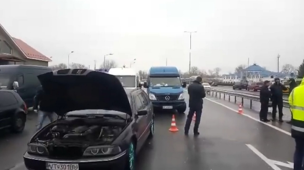 "Пересічники" заблокували КПП "Тиса" На Закарпатті пересічники заблокували КПП Тиса, що на кордоні з Угорщиною
