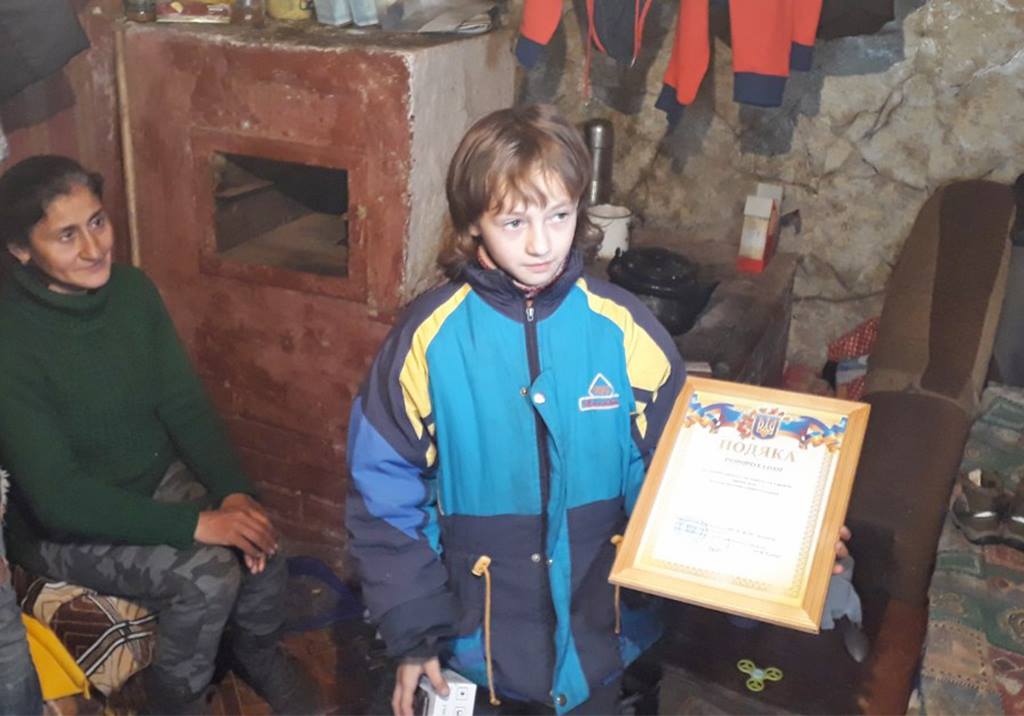 Дівчинку, яка врятувала своїх братиків і сестер від загибелі, нагородили Дівчинку, яка у селі Кобилецька Поляна врятувала своїх братиків і сестер від загибелі, нагородили