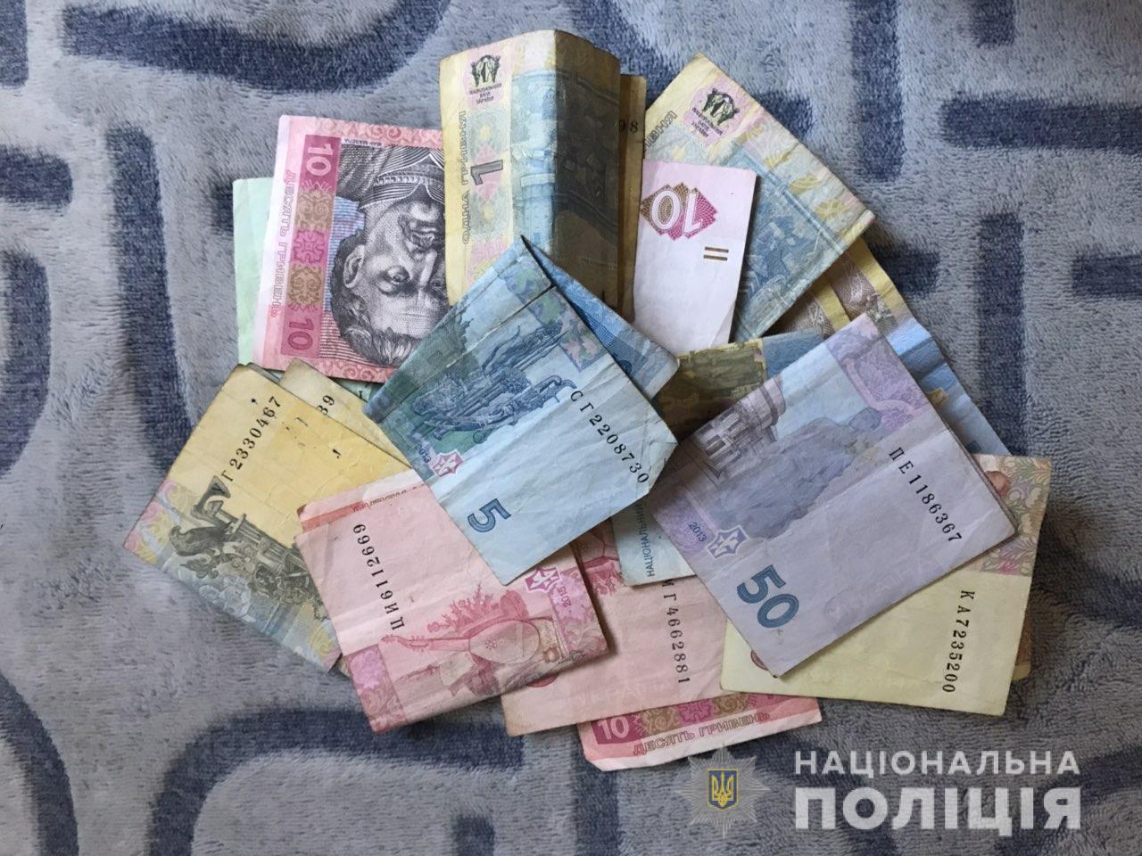 По опівночі чоловік грабував магазин, але його затримали прямо на місці злочину Поліція Ужгородщини затримала чоловіка під час крадіжки з продуктового магазину