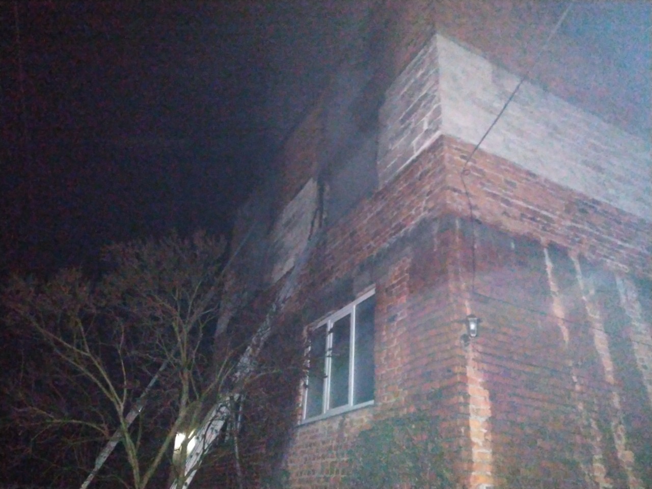 9 рятувальників гасили пожежу на Хустщині Сьогодні вночі 9 рятувальників гасили пожежу у селі Іза, що на Хустщині