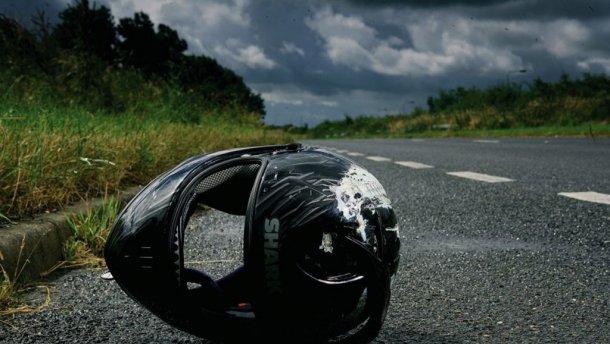 Мотоцикліст, здійснюючи обгін, влетів в Мерседес ДТП у селі Вишково на Хустщині: мотоцикліст влетів у автівку