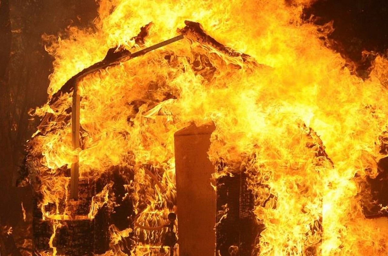 Вогонь знищив дерев’яний будинок на Мукачівщині Вогонь знищив дерев’яний будинок у селі Обава, що на Мукачівщині