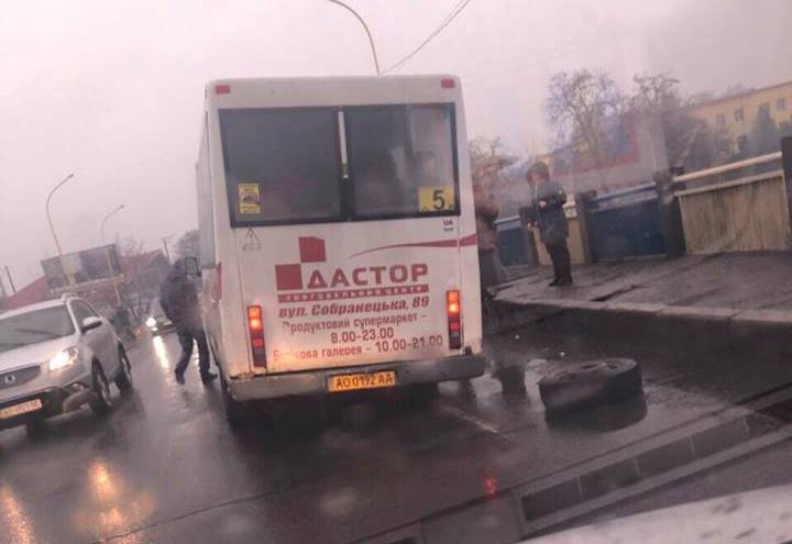 В Ужгороді в маршрутки на ходу відвалилось колесо, – ЗМІ ЗМІ Закарпаття поширили інформацію, що в Ужгороді в маршрутки на ходу відвалилось колесо