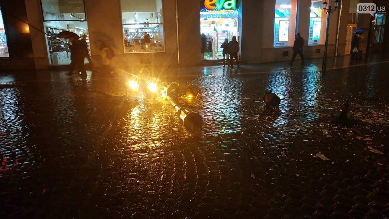 Камери відеоспостереження зафіксували момент ДТП в Ужгороді Камери відеоспостереження зафіксували момент ДТП в Ужгороді на площі Петефі