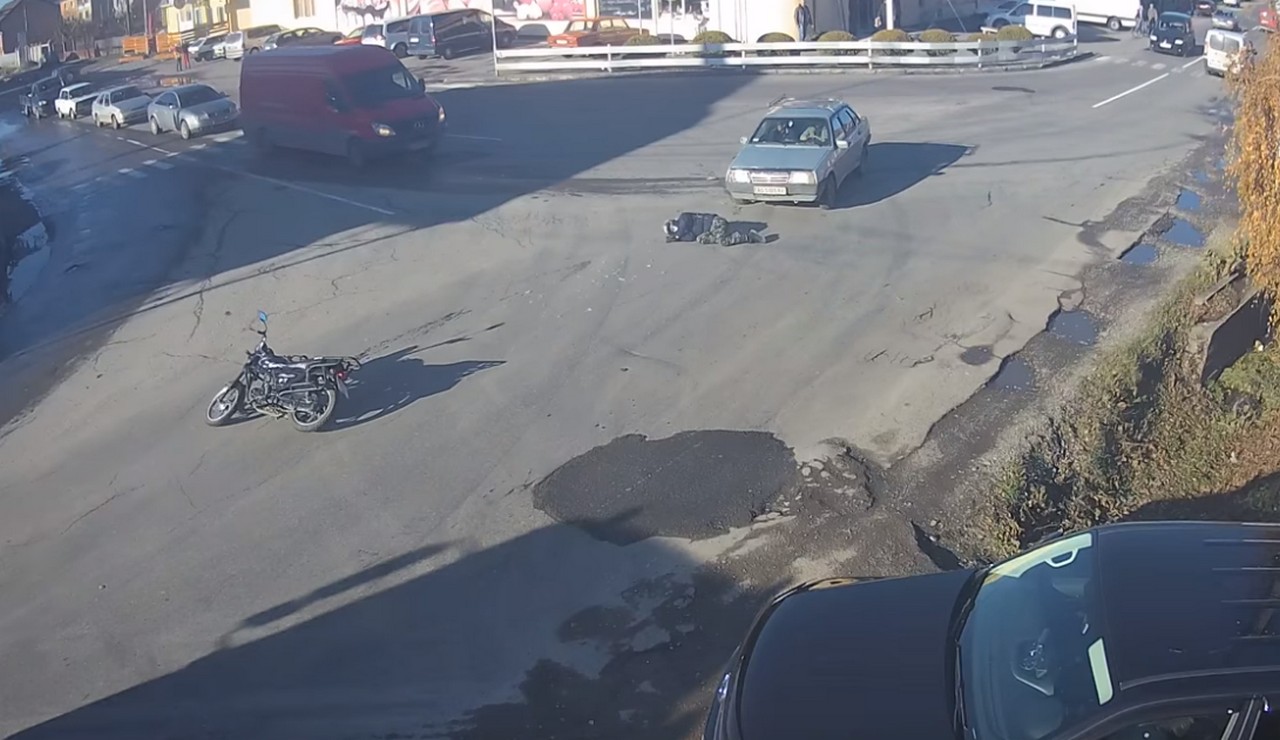Мотоцикліст опинився на капоті авто: опубліковано відео Сьогодні у Виноградові мотоцикліст опинився на капоті авто: опубліковано відео