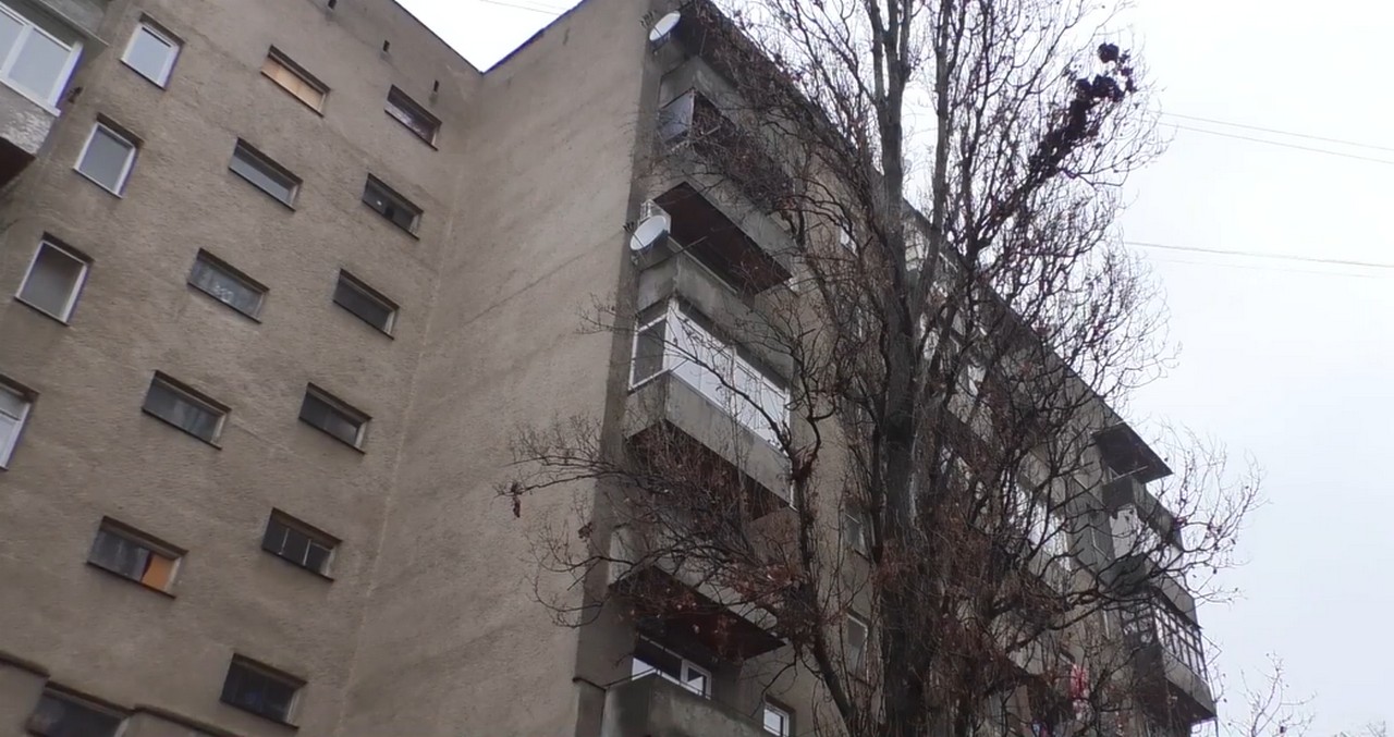 В одній із багатоповерхівок Ужгорода виникла серйозна проблема В одній із багатоповерхівок Ужгорода на вулиці Заньковецької протікає дах