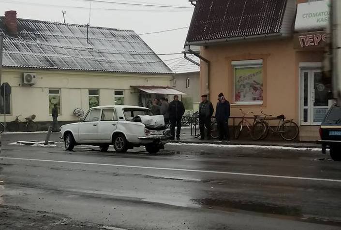 У Ракошині трапилась ДТП. На трасі "Київ-Чоп" утворилися чималі затори У Ракошині зіткнулись фура та легковик