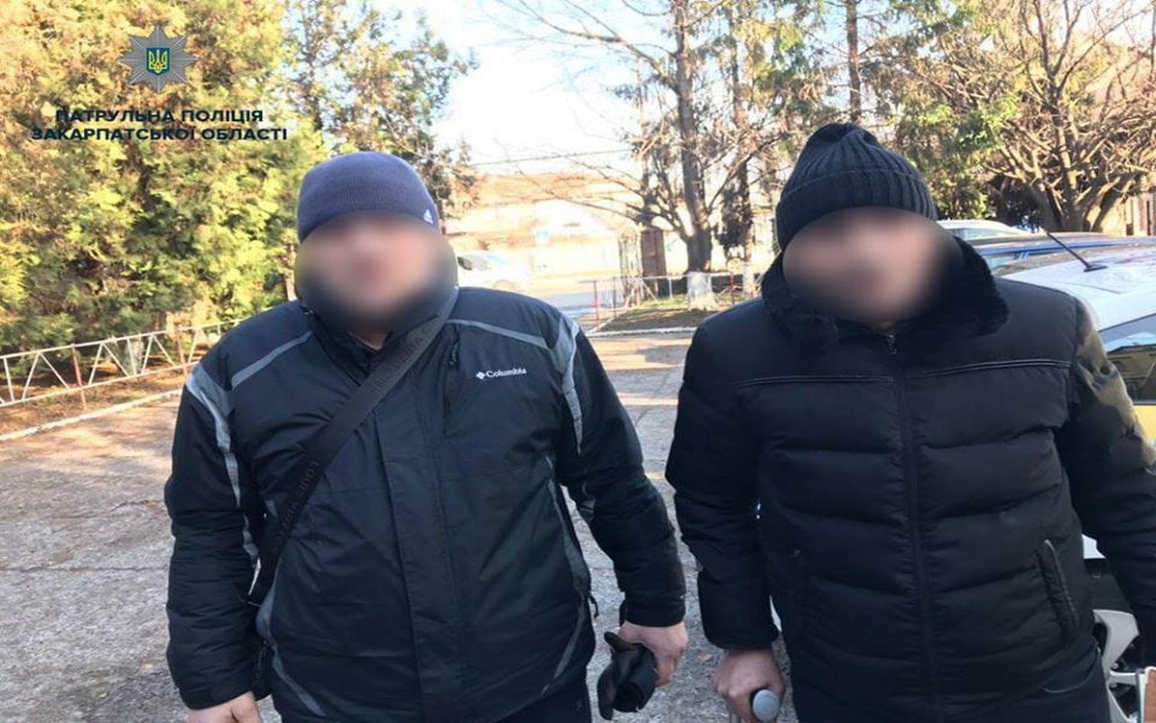 Двоє чоловіків посеред вулиці пограбували жінку Двоє чоловіків в Ужгороді посеред вулиці пограбували жінку