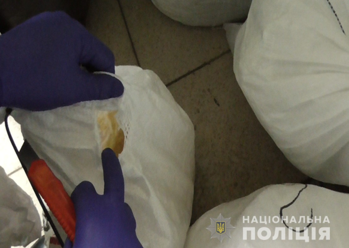 У позашляховику виявили неочікувану знахідку На спецпосту Нижні Ворота у позашляховику виявили 200 кілограм бурштину