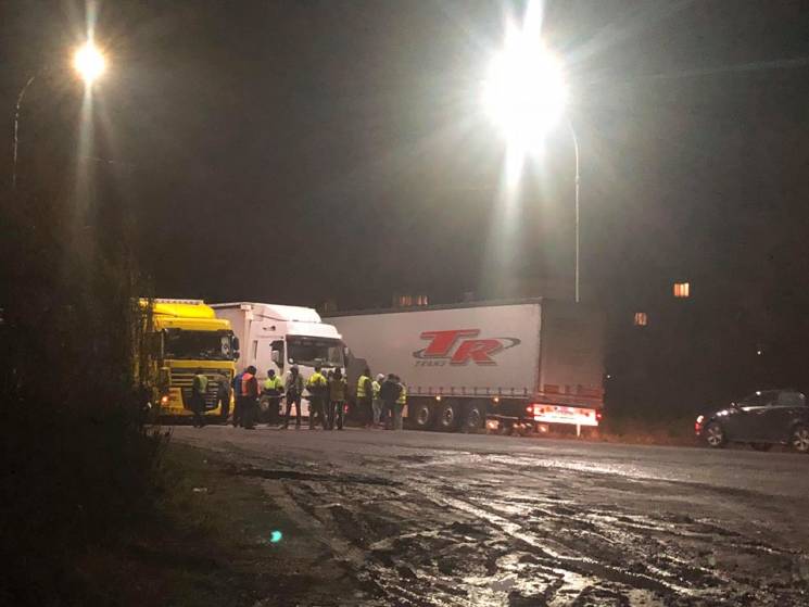 ФОТО: Олеся Чейпеш На об’їзній біля Ужгорода вантажівки перекрили трасу