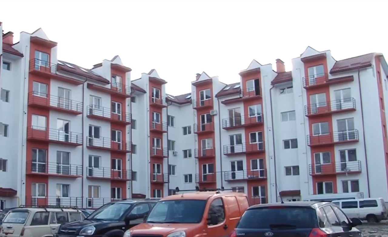 Троє ужгородських сиріт отримали власне житло В Ужгороді троє дітей-сиріт отримали власні квартири у новобудові