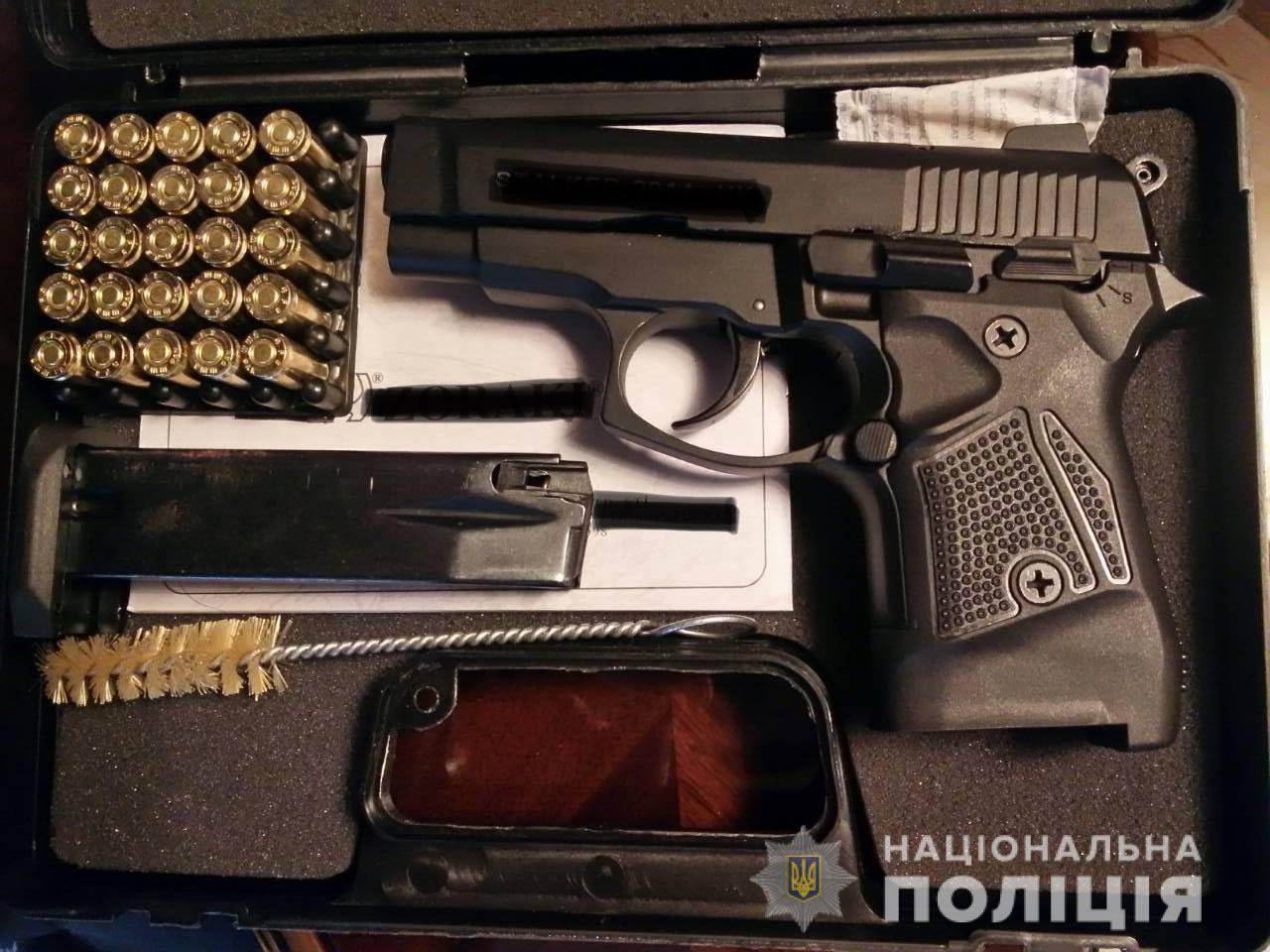 У хлопця в будинку знайшли пістолет і набої На Рахівщині у 23-річного хлопця в будинку знайшли пістолет і набої