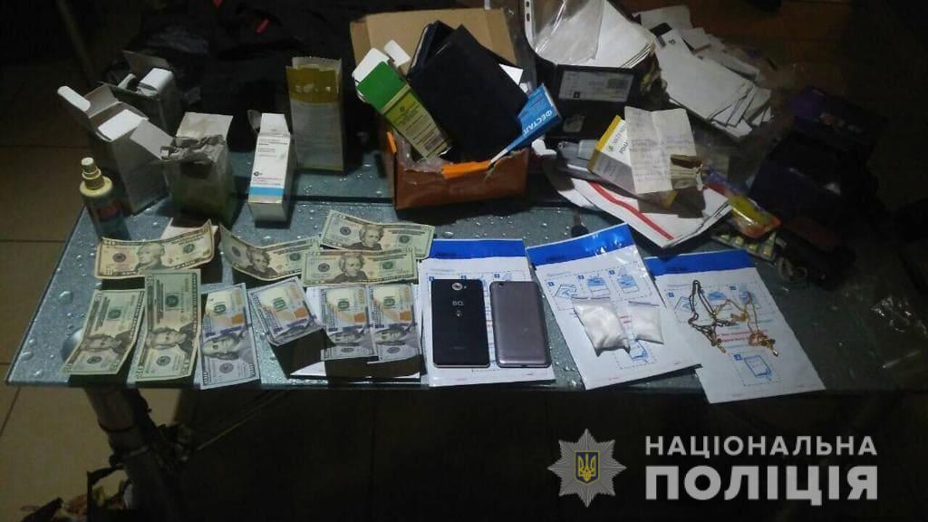 Поліцейські проводять обшуки за місцем проживання фігурантів наркозлочинів у Хусті Поліцейські проводять обшуки за місцем проживання фігурантів наркозлочинів у Хусті