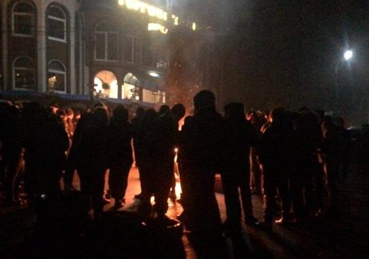 У Нижній Апші люди вийшли на протест через рішення суду стосовно підлітка, який перерізав горло товаришу У Нижній Апші люди перекрили дорогу через рішення суду випустити під заставу хлопця, якого підозрюють у вбивстві