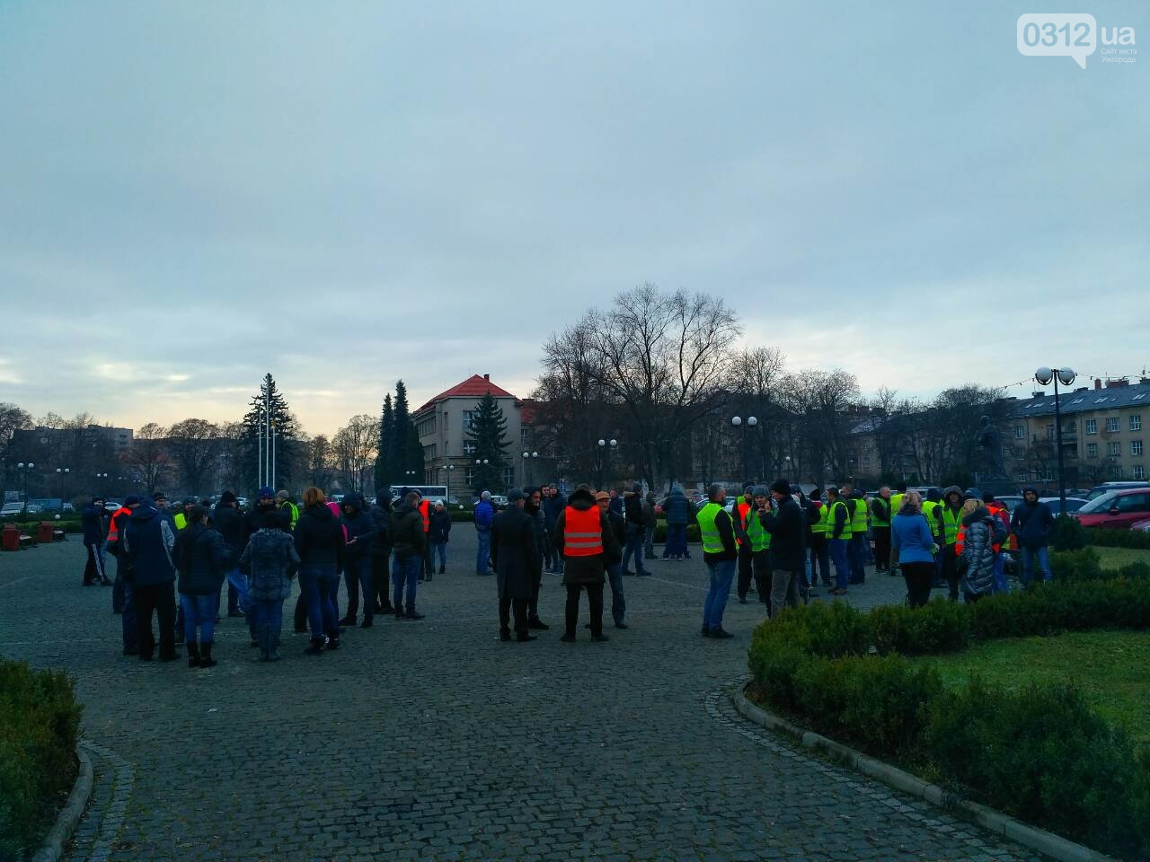 Біля будівлі, де відбувається сесія облради, зібрались власники "євроблях" Власники "євроблях" прийшли під будівлю обласної ради, де розпочалась сесія