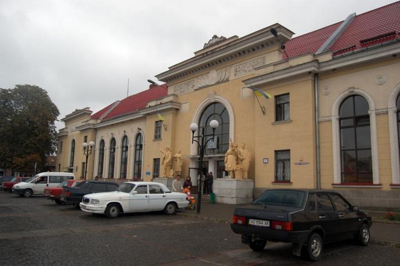 У Мукачеві біля залізничного вокзалу пограбували жінку Вранці у Мукачеві біля залізничного вокзалу пограбували жінку