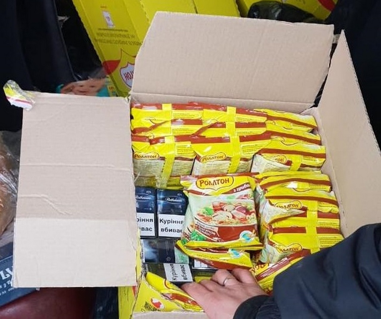 Чоловік сховав контрабандні цигарки у коробку з "Мівіною" Чоловік сховав контрабандні цигарки у коробку з вермішеллю Мівіна