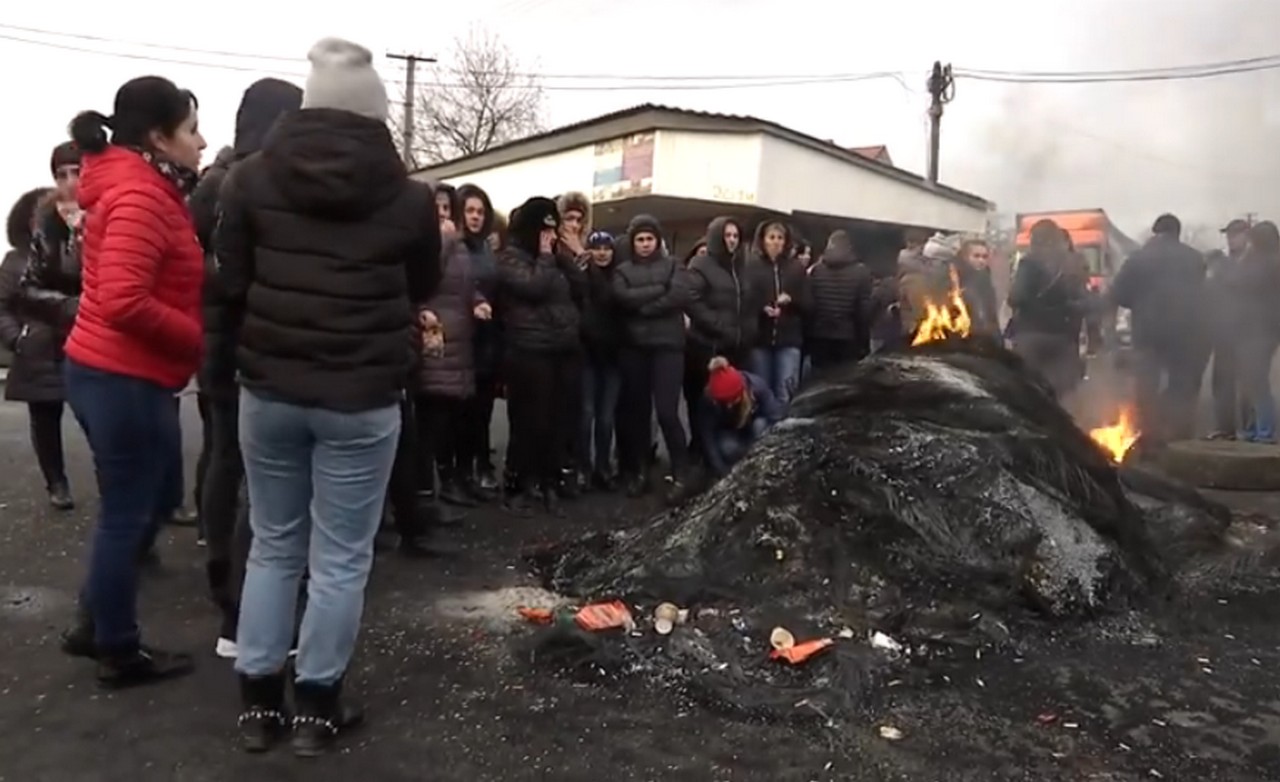 Мешканці Нижньої Апші вже добу перекривають дорогу "Мукачево-Рогатин" Мешканці Нижньої Апші, що на Закарпатті, вже добу перекривають дорогу "Мукачево-Рогатин"