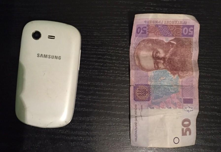 Подробиці пограбування жінки в Мукачеві: зловмисник вирвав з її рук телефон та гроші У Мукачеві на вулиці Вокзальній зловмисник вирвав з рук жінки телефон та гроші