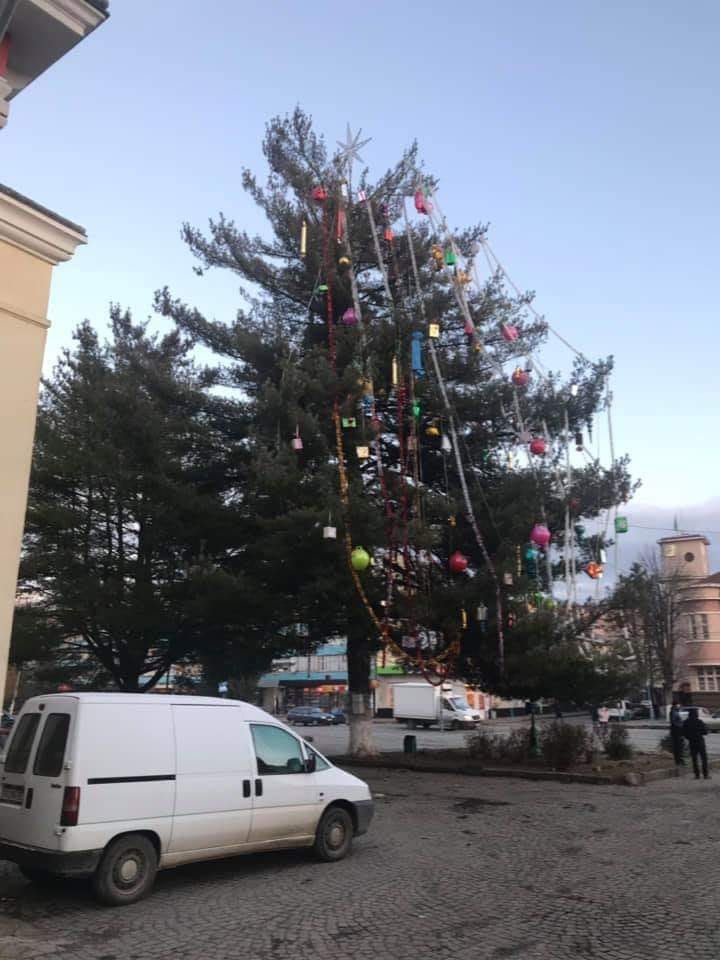 Новорічна ялинка у Сваляві шокувала усю Україну Новорічна ялинка у місті Свалява шокувала усю Україну