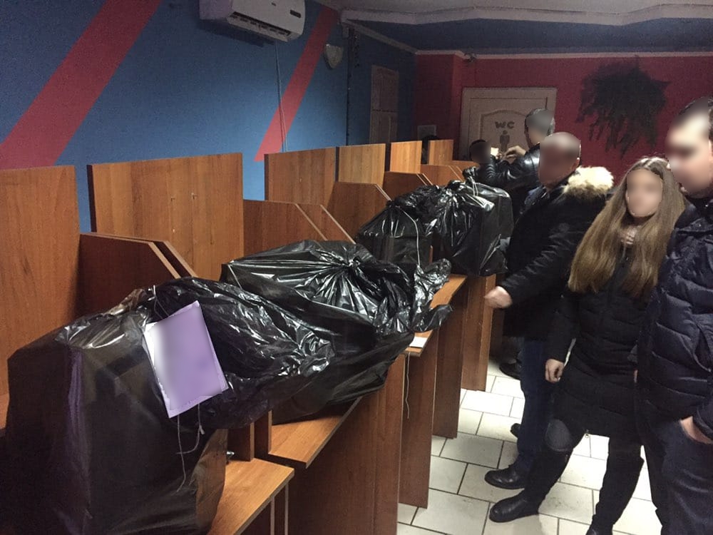 Чорна бухгалтерія, гроші, та комп’ютери: поліція провела обшуки у трьох гральних закладах Чорна бухгалтерія, гроші, та комп’ютери: поліція провела обшуки у трьох гральних закладах Тячівщини