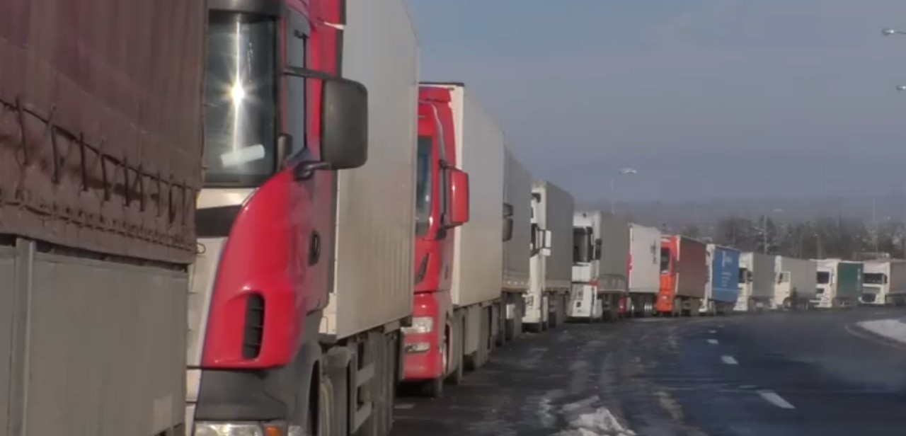 Поблизу кордону утворилися кілометрові черги з вантажівок На Закарпатті поблизу кордону утворилися кілометрові черги з вантажівок