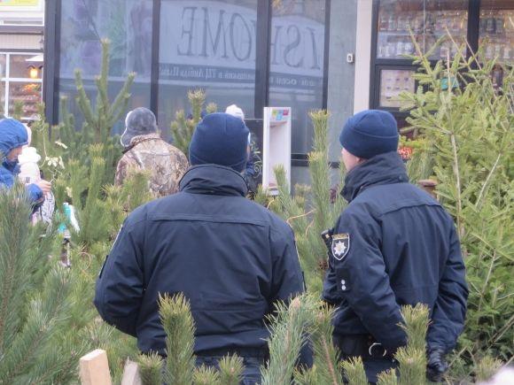 Понад півсотні рейдів вже провели лісівники задля виявлення незаконних рубок новорічних ялинок Лісівники Закарпаття провели понад півсотні рейдів із виявлення незаконних рубок новорічних ялинок