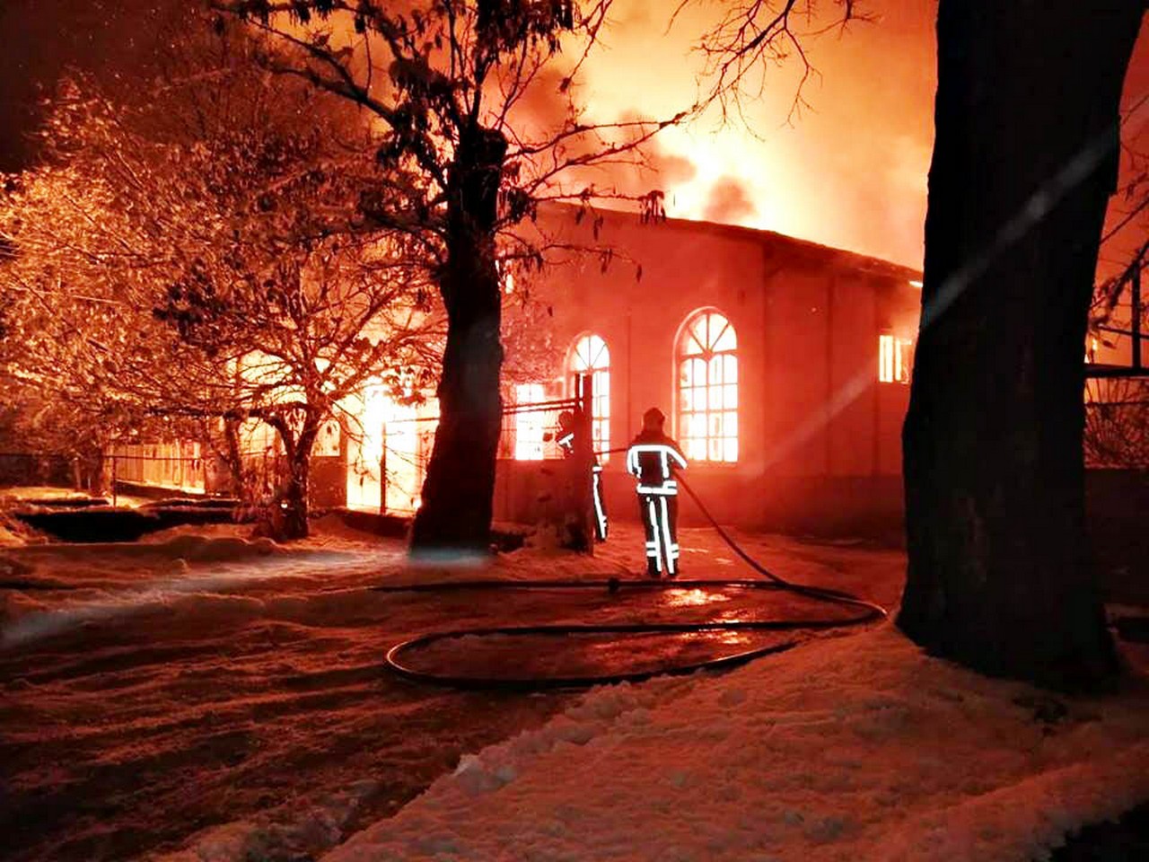 Сьогодні згорів вщент магазин автозапчастин Сьогодні у Берегові згорів вщент магазин автозапчастин