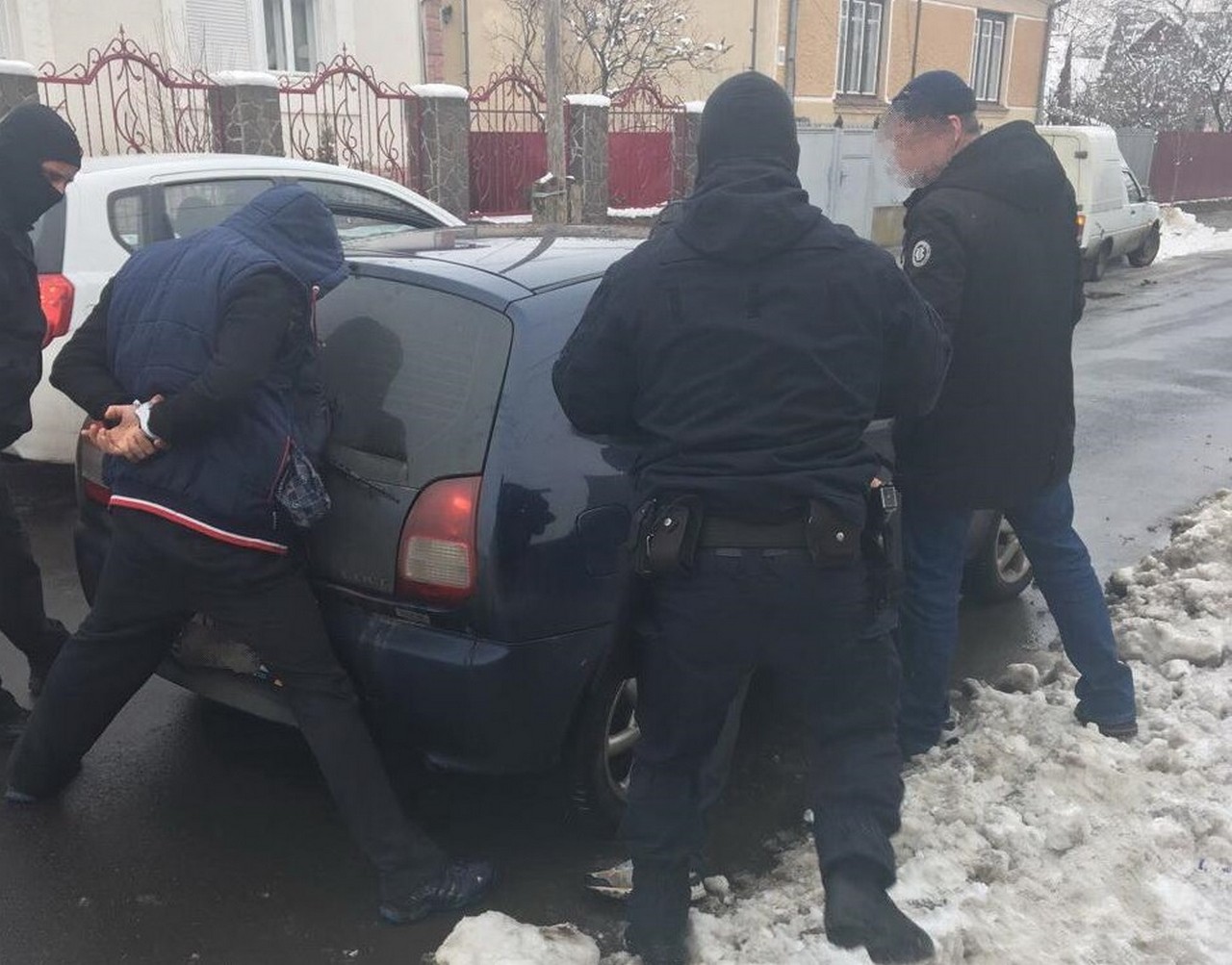 У Берегові в чоловіка знайшли психотропні наркотики У Берегові у 39-річного фігуранта наркозлочину знайшли психотропні наркотики