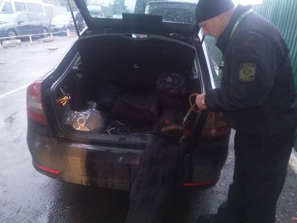 Службовий собака винюхав небезпечні знахідки Службовий собака винюхав небезпечні знахідки на КПП Ужгород