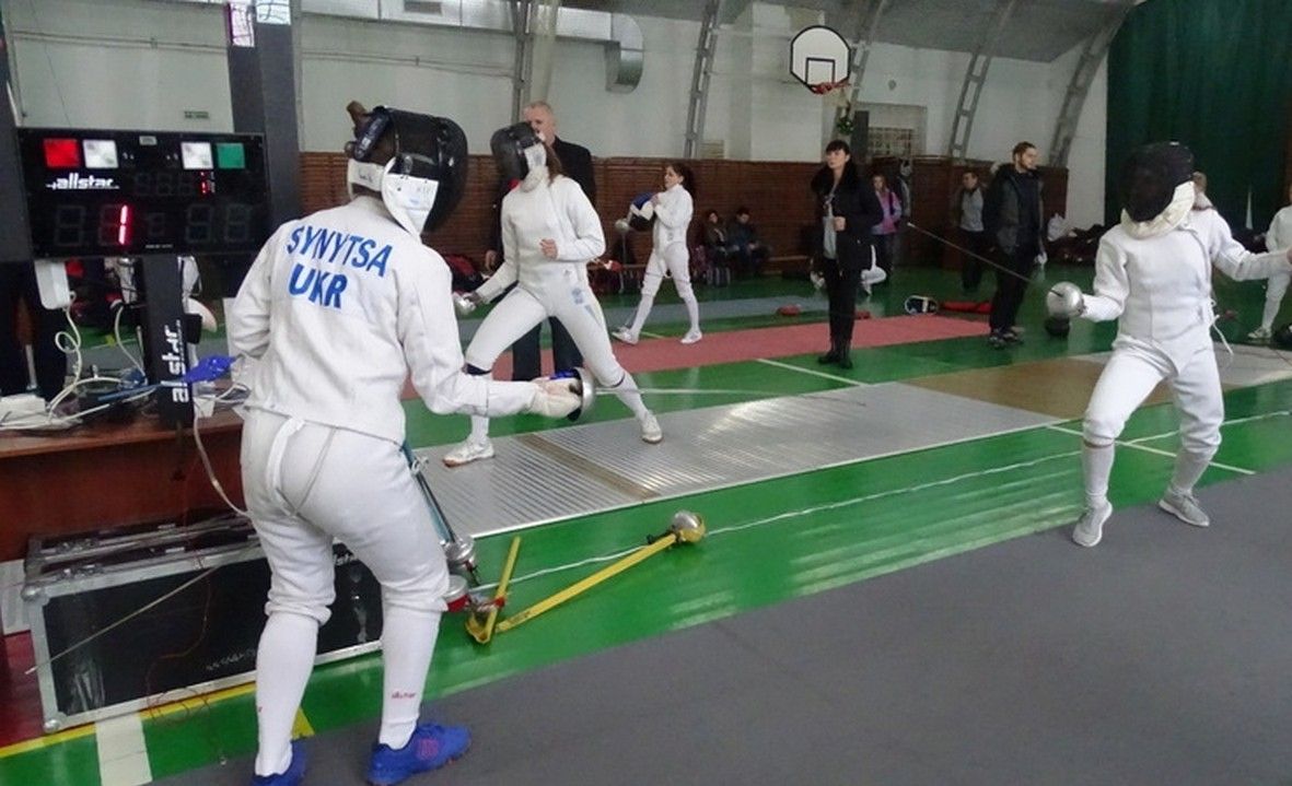 Юні фехтувальники із Закарпаття вибороли призові місця на чемпіонаті країни Закарпатські кадети-фехтувальники стали призерами чемпіонату України