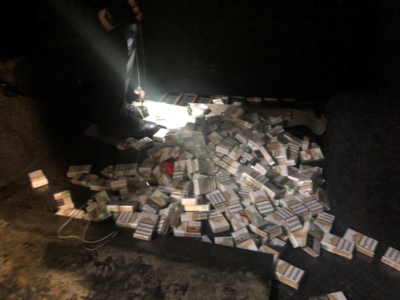 Двоє осіб протягом минулої ночі намагались вчинити правопорушення Чоловіки намагались перевезти через кордон контрабандні сигарети