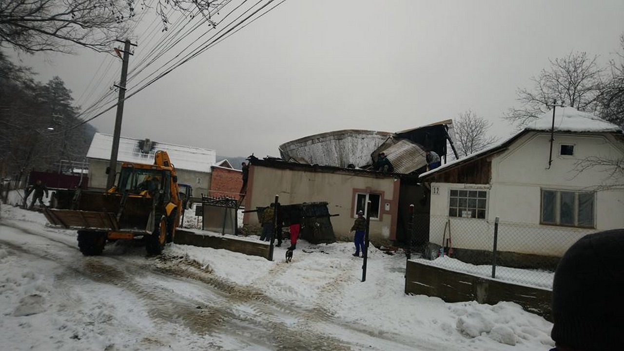 На Іршавщині люди допомагають родині, яка днями втратила найдорожчу людину У селі Довге, що на Іршавщині люди допомагають родині, яка днями втратила найдорожчу людину