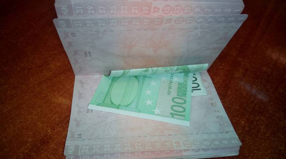 Прикордоннику пропонували 100 євро хабара Громадянка Угорщини запропонувала прикордонникам хабар