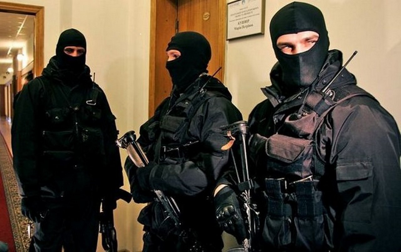 Півмільйона доларів і золоті злитки вилучили під час обшуків у кількох областях Півмільйона доларів і золоті злитки вилучили під час обшуків у кількох областях України