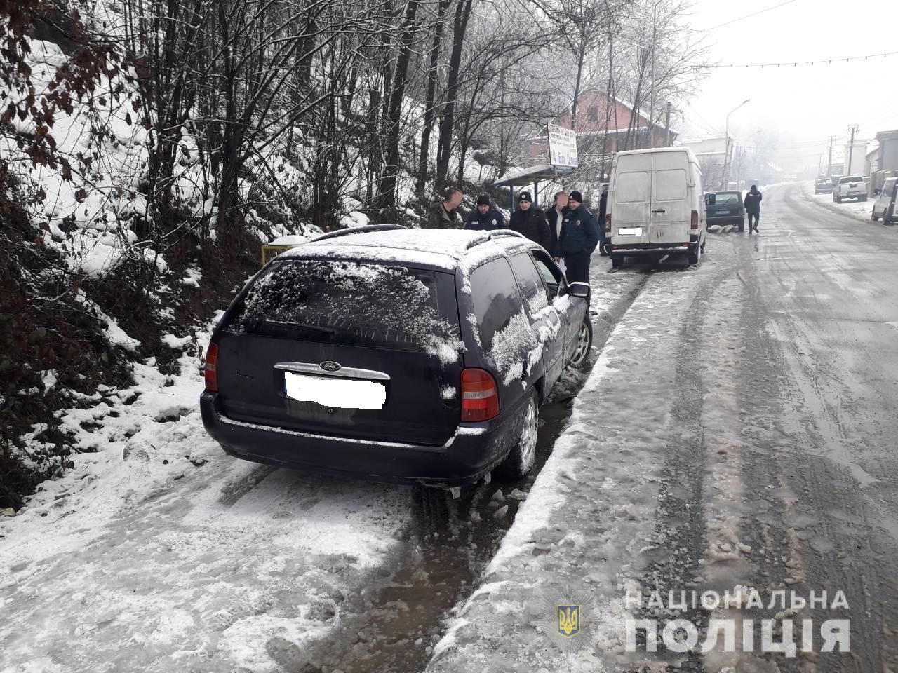 Троє чоловіків зі зброєю та в масках серед ночі увірвалися в будинок На Закарпатті троє невідомих зі зброєю та в масках серед ночі увірвалися в будинок