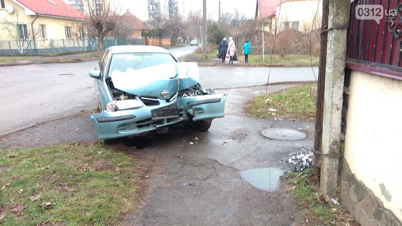В Ужгороді сталась ДТП: іномарка "Nissan" влетіла в огорожу В Ужгороді іномарка "Nissan" влетіла в огорожу