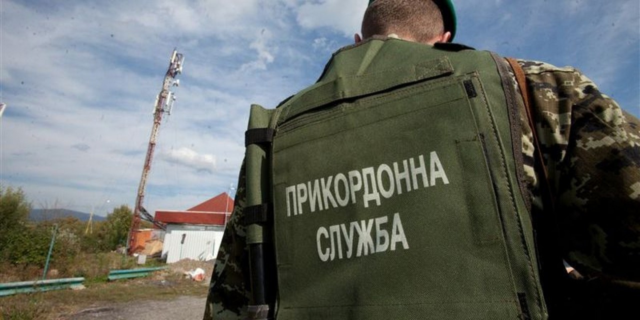Вранці у мікроавтобусі виявили двох нелегалів Сьогодні вранці у мікроавтобусі Мерседес Віто виявили двох нелегалів