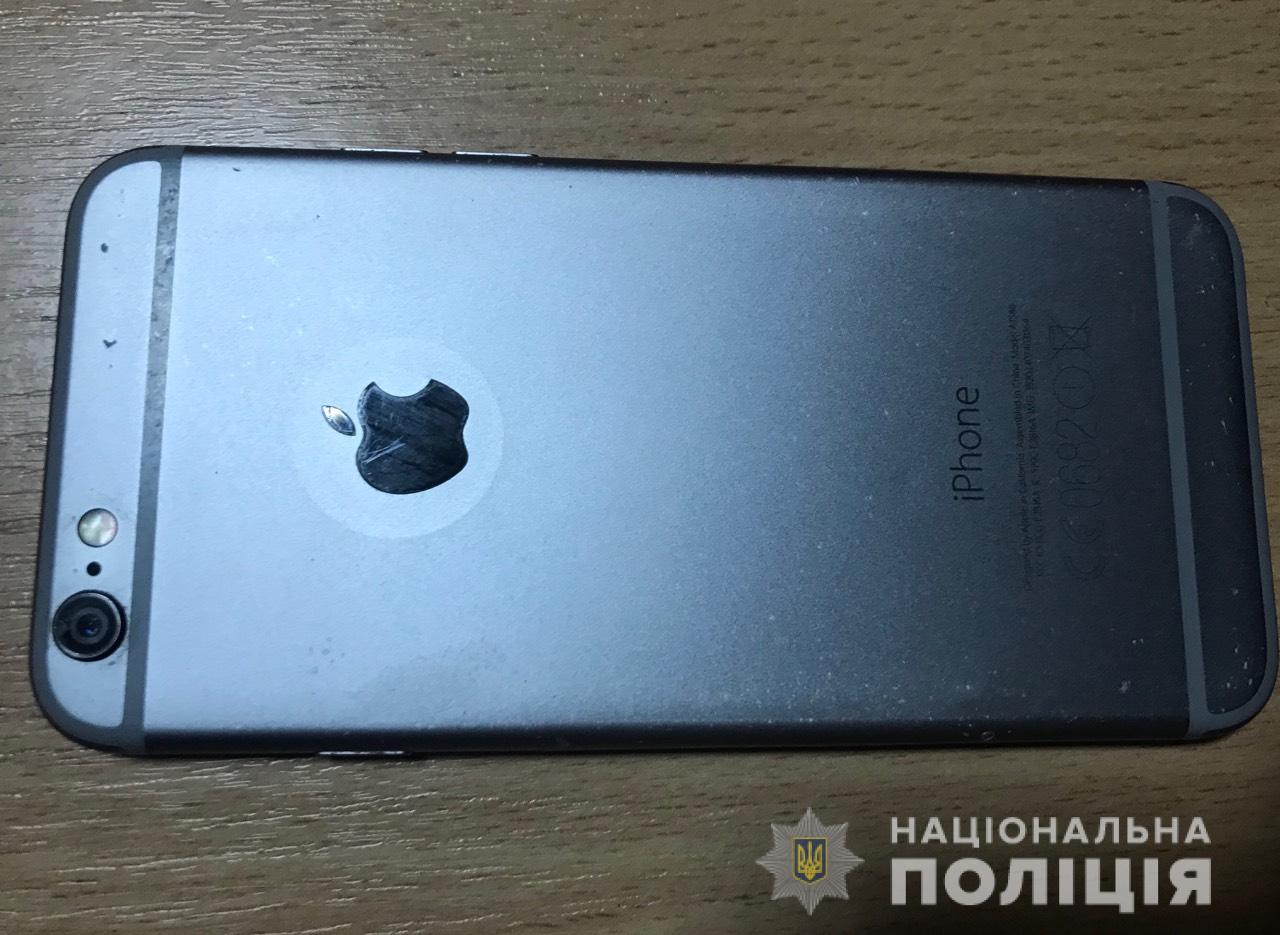 Мукачівка скоїла злочин, аби порадувати коханого Мукачівка вкрала у жінки айфон, аби порадувати коханого
