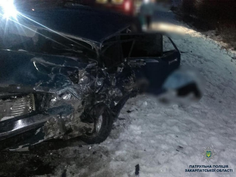 Фатальна ДТП біля Мукачева: двоє дорослих загинули, дитина – у лікарні Фатальна ДТП біля Мукачева: двоє дорослих одразу загинули,а дитина – у лікарні