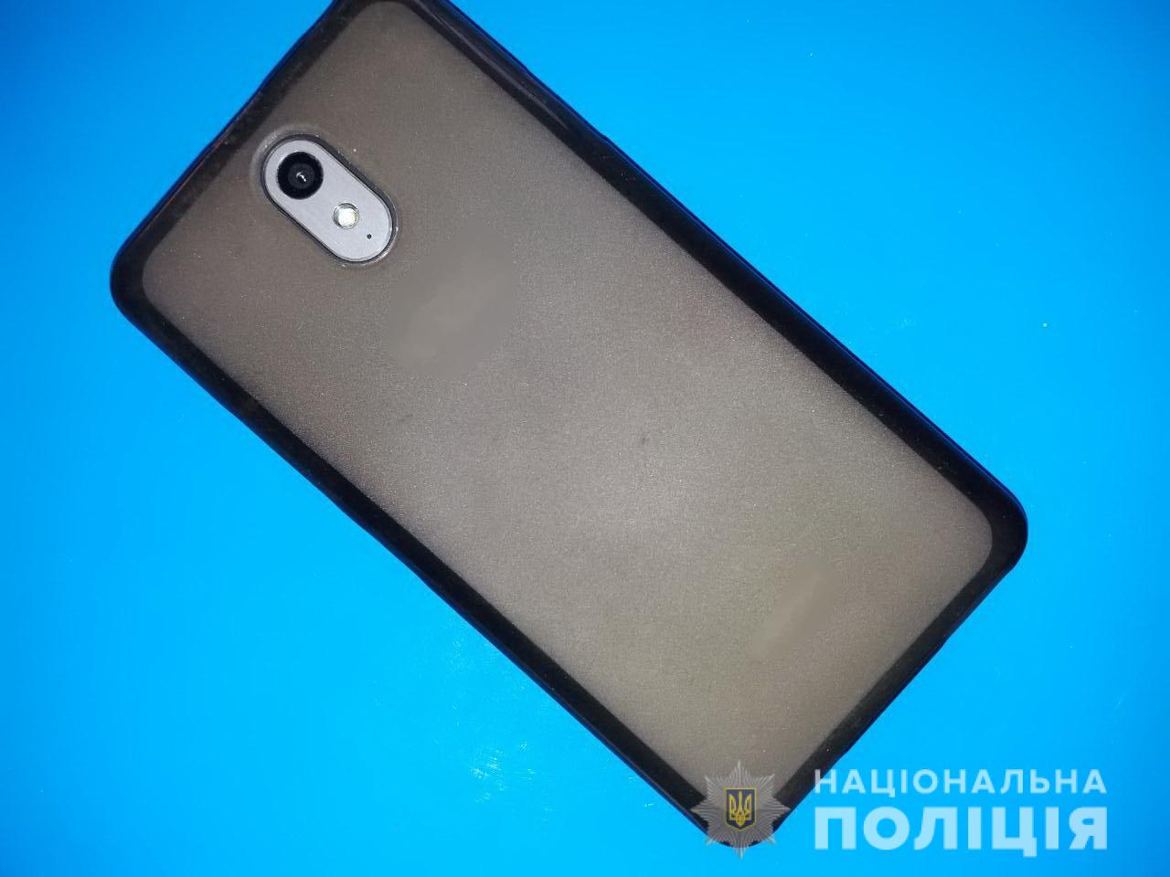 Грабіж посеред вулиці: у поліції розповіли подробиці На Рахівщині пограбували молодого чоловіка: у поліції розповіли подробиці