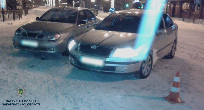 В Ужгороді жінка порушила ПДР і скоїла аварію В Ужгороді жінка на Шкоді порушила ПДР і скоїла аварію