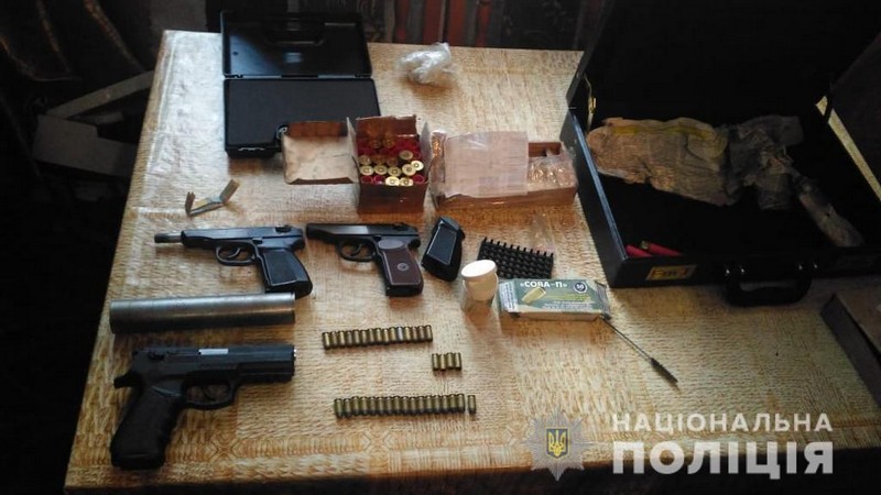 У хлопця знайшли чимало зброї Під час обшуку у хлопця знайшли чимало зброї