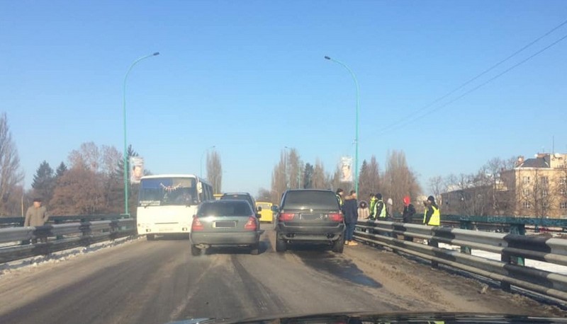 Відомий закарпатський журналіст потрапив в аварію, – соцмережі Журналіст телеканалу СТБ Віталій Глагола потрапив у ДТП в Ужгороді
