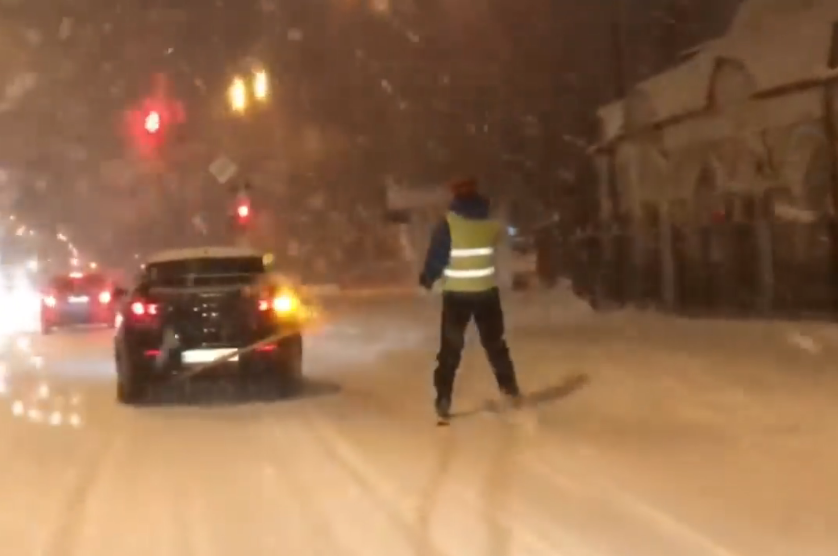 Вночі вулицями Ужгорода гасав чоловік на лижах Цієї ночі вулицями Ужгорода гасав чоловік на лижах