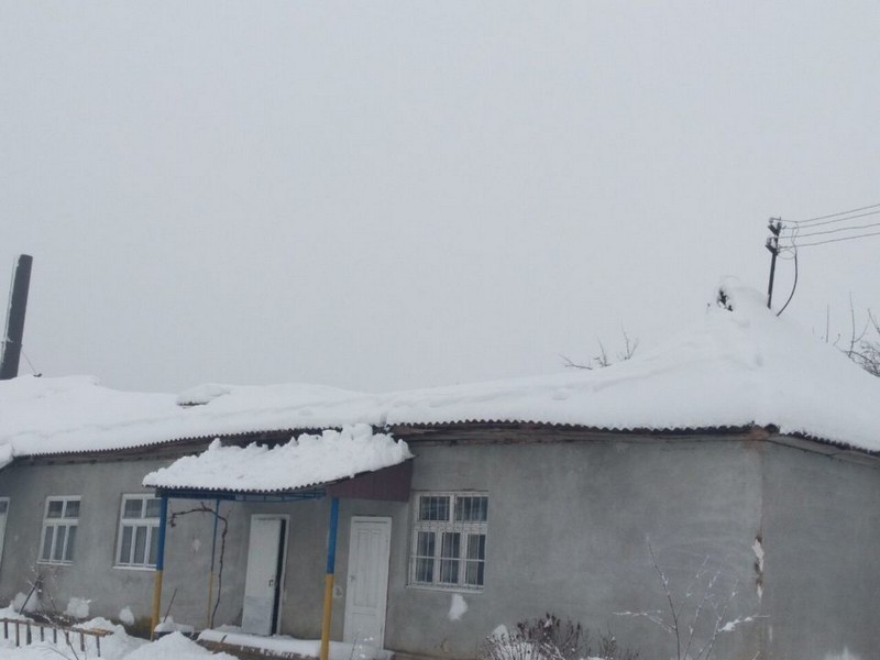 Через негоду обвалився дах школи Через негоду у селі Колодне обвалився дах школи