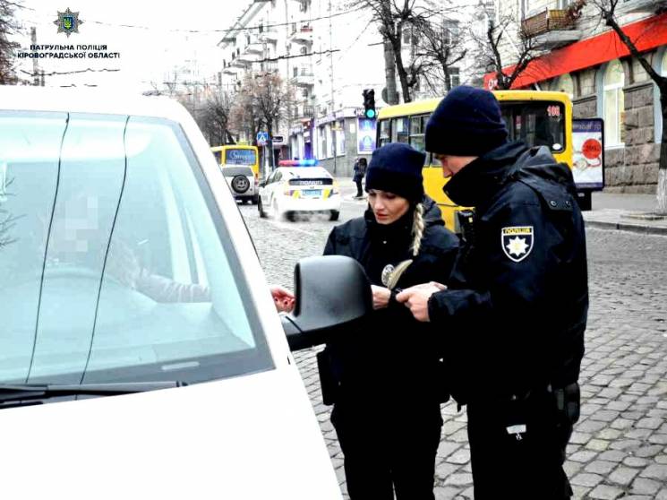 Водіїв можуть зобов’язати передавати документи до рук патрульної поліції, а не показувати, як зараз В Україні зроблять жорсткішими правила для автомобілістів