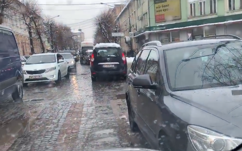 Що сьогодні коїлося у центрі Мукачева через "водіїв-оленів": опубліковано відео Що сьогодні коїлося по вулиці Ярослава Мудрого у Мукачеві через "водіїв-оленів": опубліковано відео